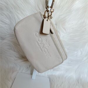 COACH   Wristlet In Pebble Leather – Chalk White/Gold – 2 Zip Wallet(FIRM PRICE)